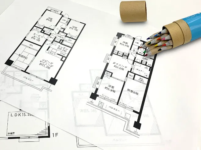 間取り図に鉛筆で内覧箇所を確認するイメージ写真