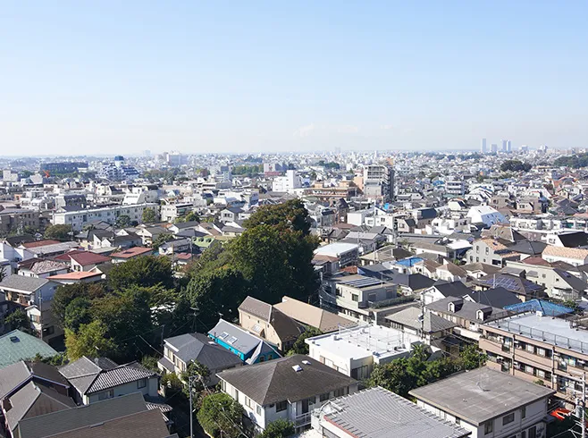 住宅が立ち並ぶ街並みを見渡す画像